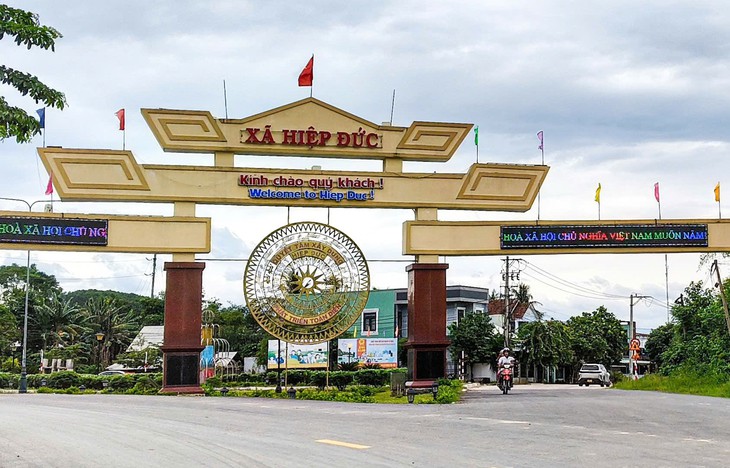 Hỗ trợ mỗi thôn một con bò để tổ chức bữa cơm ngày Đại đoàn kết - Ảnh 1.