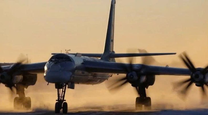 Tiêm kích Su-35 Nga hộ tống 'Gấu bay' Tu-95MS áp sát Mỹ- Ảnh 1.