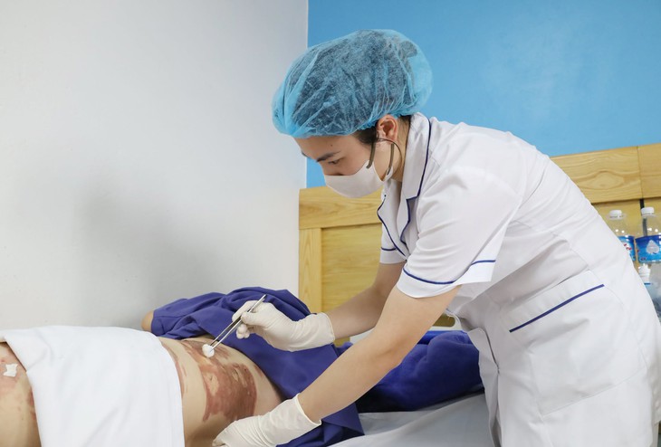 Đổ xăng khi đốt rác, người phụ nữ bị bỏng nhiều vùng trên cơ thể- Ảnh 1.