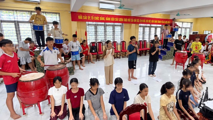 Biên đạo múa mùa 20/11: Bận 'tối mắt tối mũi', không có thời gian nghe điện thoại- Ảnh 1.