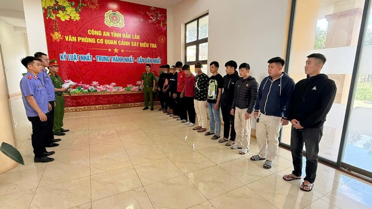 13 đối tượng mang hung khí nguy hiểm rượt đuổi, đánh nhau trên phố - Ảnh 1.