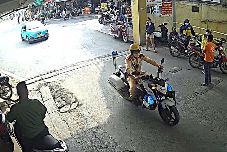 CSGT Hà Nội hai lần mở đường đưa sản phụ đi cấp cứu trong 3 ngày - Ảnh 1.