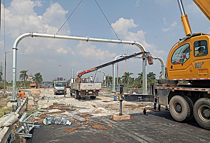 Điều chỉnh giao thông cầu Thăng Long, xe tải và xe khách được lưu thông trở lại - Ảnh 1.
