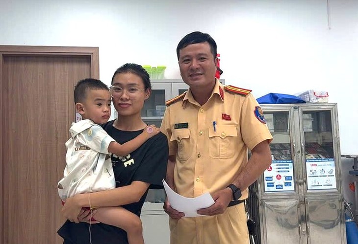 Cảnh sát Hải Phòng 'mở đường' đưa bé trai bị co giật đến viện cấp cứu - Ảnh 1.