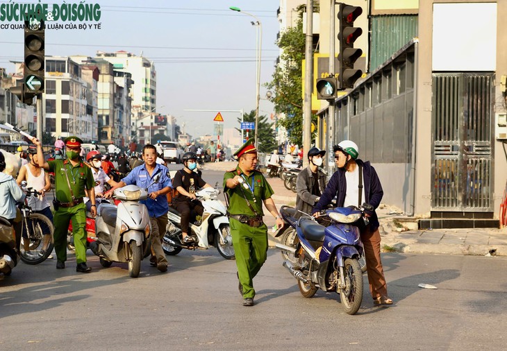 Xử lý nhiều trường hợp bất chấp nguy hiểm đi ngược chiều tại Tương Mai, Hà Nội - Ảnh 1.