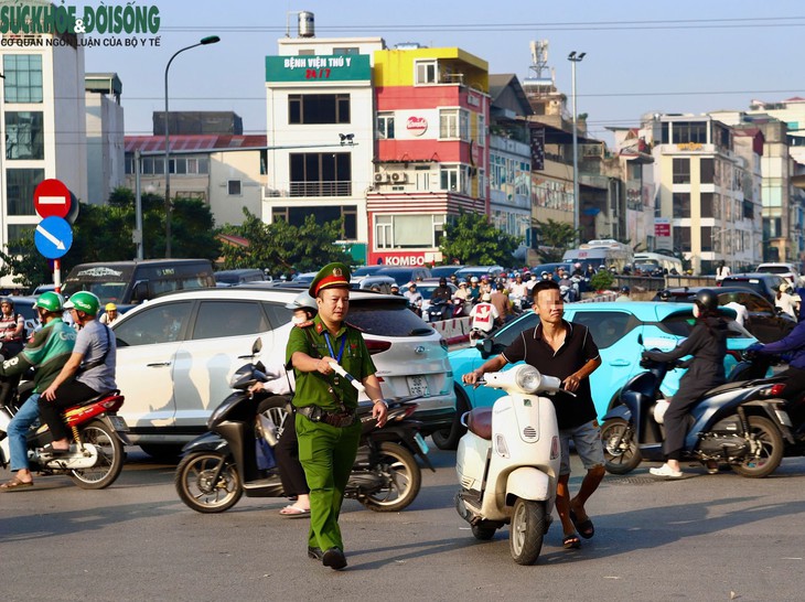 Xử lý nhiều trường hợp bất chấp nguy hiểm đi ngược chiều tại Tương Mai, Hà Nội - Ảnh 3.