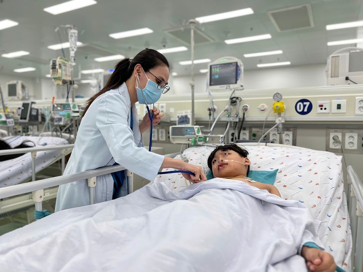 Bé 7 tuổi nguy kịch, phù phổi cấp, viêm cơ tim tối cấp vì cúm A - Ảnh 2.