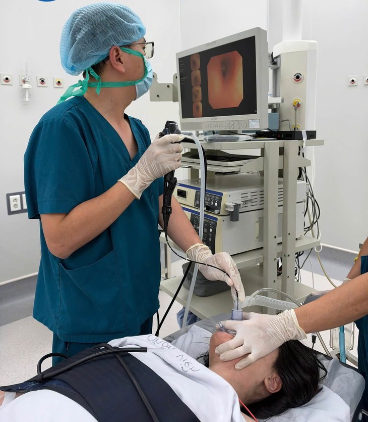 Cháy thiết bị sạc trong nhà, bé gái 14 tuổi bỏng đường thở nặng - Ảnh 1.