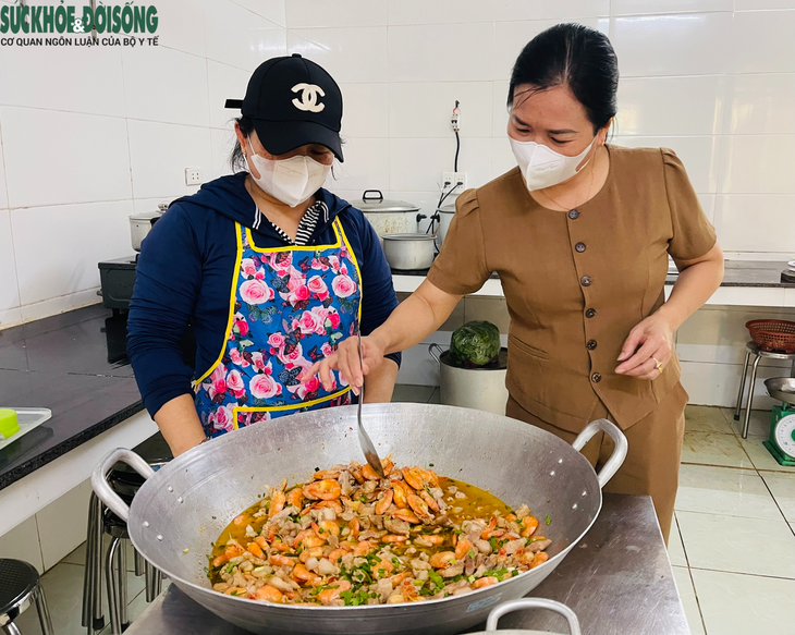 Nhiều bất cập được chỉ ra khi kiểm tra bếp ăn trường học tại Quảng Trị - Ảnh 3.