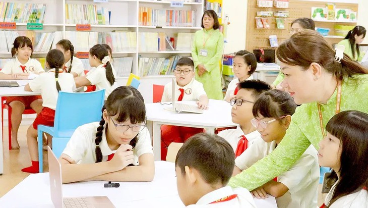 Tới đây, giáo viên sẽ làm việc 8 giờ/ngày tại trường, tăng tiết dạy? - Ảnh 1.