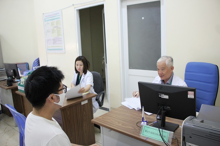 Những phòng khám đặc biệt và câu chuyện giữ người bệnh ở lại với điều trị - Ảnh 2.