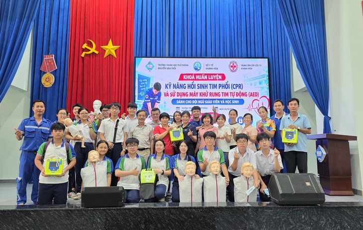 Hàng trăm học sinh, giáo viên được huấn luyện kỹ năng hồi sinh tim phổi - Ảnh 1.