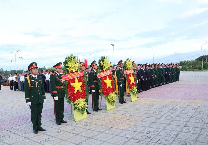 Xúc động truy điệu, an táng hài cốt liệt sĩ tại Nghĩa trang liệt sĩ Ninh Thuận - Ảnh 1.
