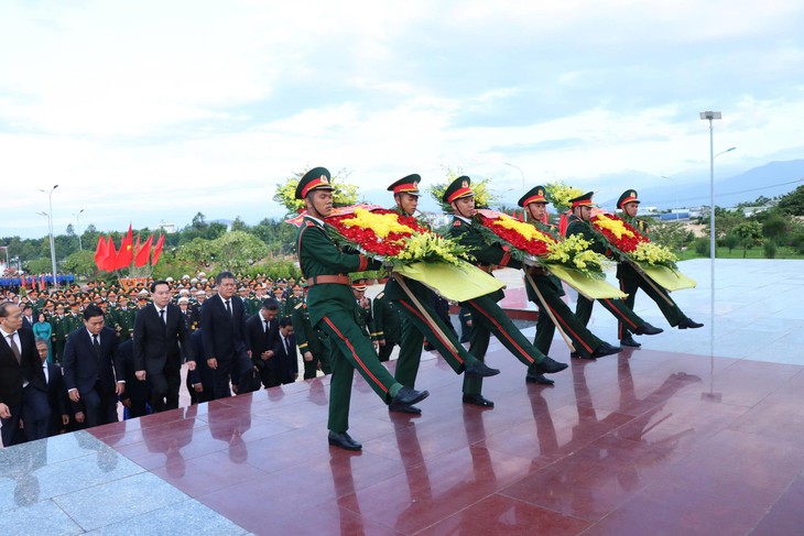 Xúc động truy điệu, an táng hài cốt liệt sĩ tại Nghĩa trang liệt sĩ Ninh Thuận - Ảnh 2.