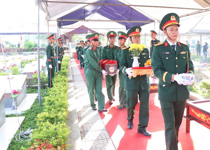 Xúc động truy điệu, an táng hài cốt liệt sĩ tại Nghĩa trang liệt sĩ Ninh Thuận - Ảnh 3.