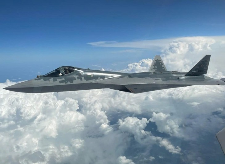 Su-57 Nga phóng tên lửa tàng hình phá nát căn cứ không quân Ukraine- Ảnh 1.