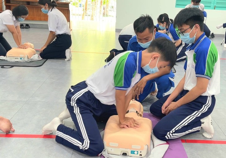 Hàng trăm học sinh, giáo viên được huấn luyện kỹ năng hồi sinh tim phổi - Ảnh 2.