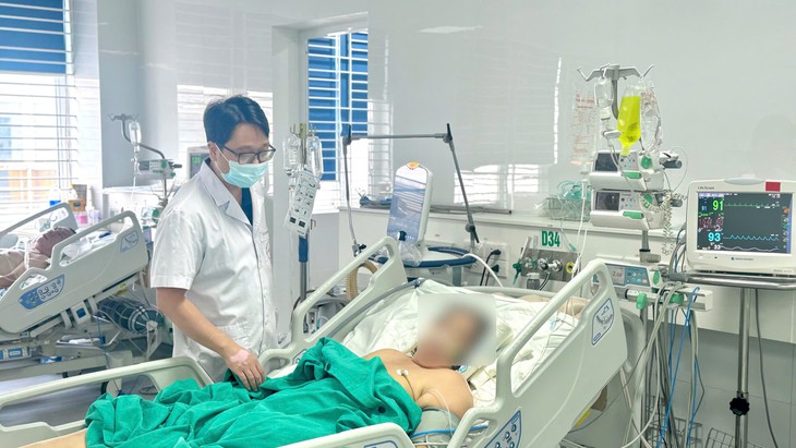 Nguy kịch tính mạng vì tự ý truyền dịch 'thải độc gan' và 'truyền trắng' tại nhà - Ảnh 1.