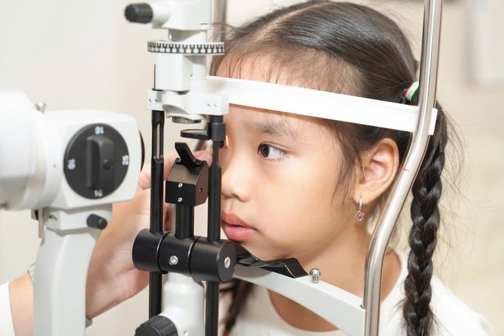 Trẻ cận thị ngày càng nhiều, kính kiểm soát độ cận có giúp làm chậm tăng độ?- Ảnh 2.