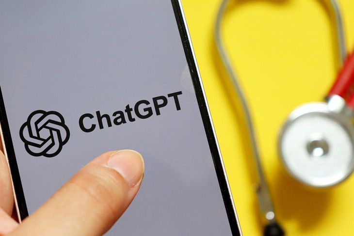 OpenAI bị kiện sau cái chết của nữ kỹ sư nghe theo ChatGPT chữa bệnh động kinh - Ảnh 2.