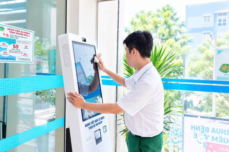 Giữ môi trường bệnh viện sạch đẹp, phòng ngừa nguy cơ nhiễm khuẩn- Ảnh 2.