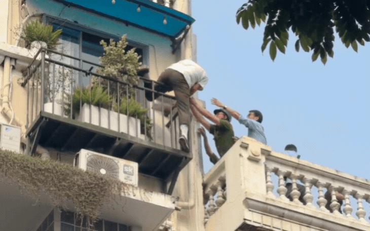 Cháy nhà 4 tầng trên phố Tràng Tiền, nhiều người dân và du khách được sơ tán- Ảnh 3.