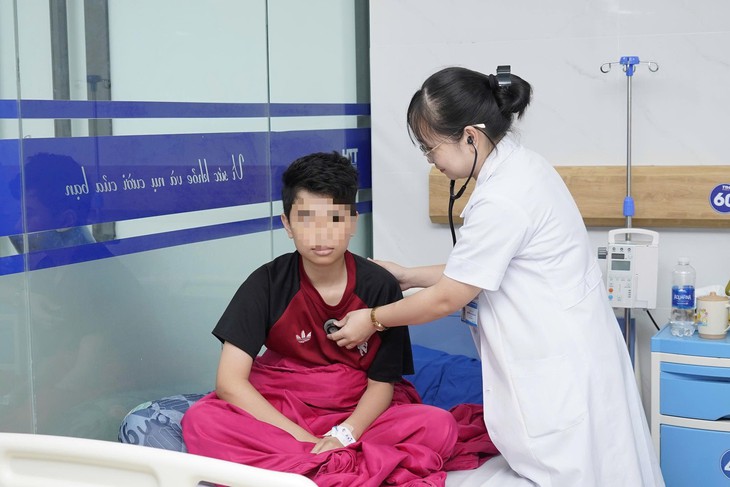 Cậu bé nôn ra lượng lớn máu tươi vì một bệnh lý đang 'trẻ hóa'- Ảnh 2.