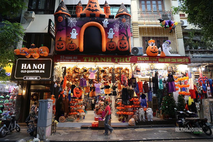 Phố Hàng Mã rực sắc cam, đen trước thềm Halloween - Ảnh 1.