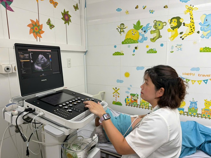 Thay van tim qua ống thông cho cụ bà 89 tuổi ở Bệnh viện Đà Nẵng- Ảnh 2.