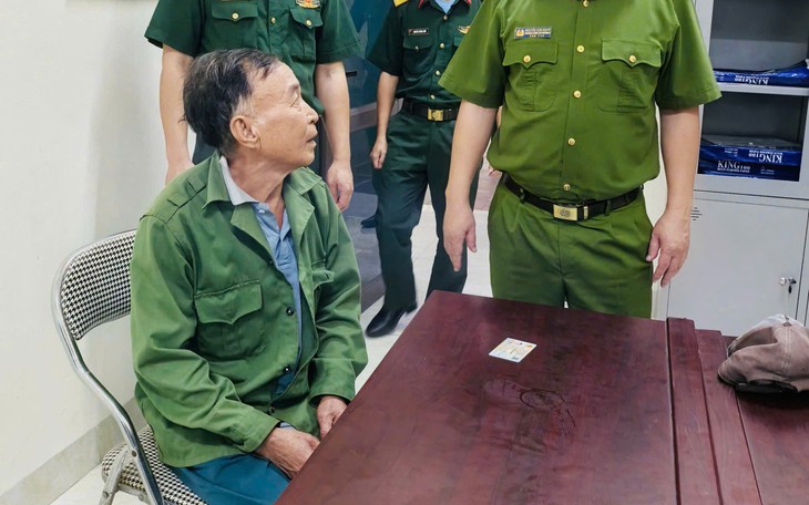 Thuyền chở đoàn kiểm lâm chìm trên sông Hồng, một người mất tích- Ảnh 2.
