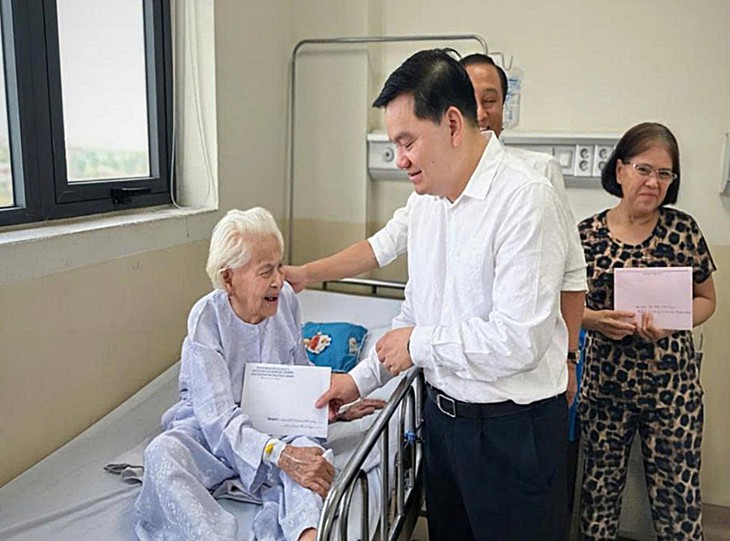 TPHCM: Bệnh viện kết nối trạm y tế, chăm sóc người có công và người yếu thế- Ảnh 3.