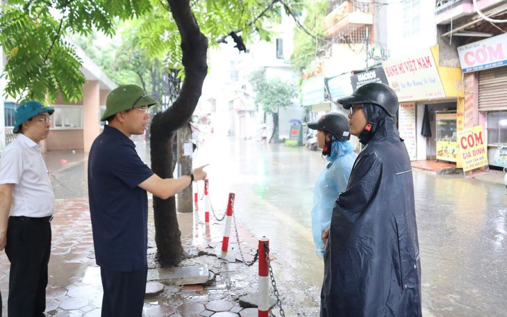 Hà Nội mưa dông kết thúc đợt nắng nóng bất thường- Ảnh 2.