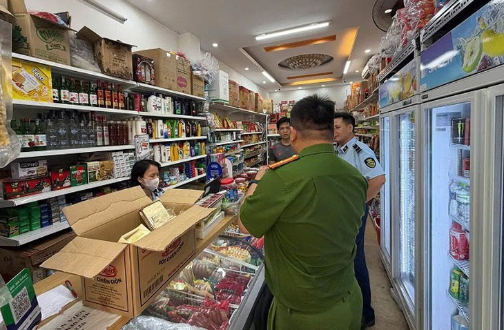 Bày bán thuốc lá nhập lậu, chủ cơ sở ở Hà Nội bị phạt 9,5 triệu đồng - Ảnh 1.