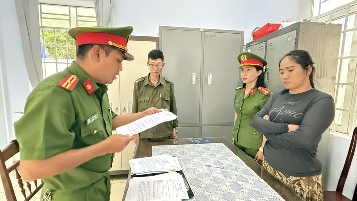 Bắt hai đối tượng bịa chuyện có thể giúp vay ngân hàng lãi thấp để lừa đảo - Ảnh 1.