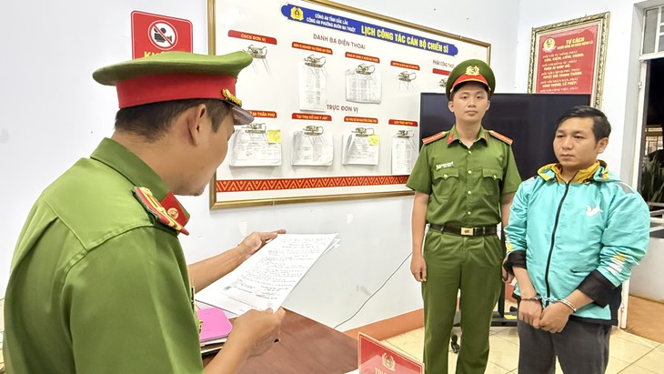 Bắt hai đối tượng bịa chuyện có thể giúp vay ngân hàng lãi thấp để lừa đảo - Ảnh 2.