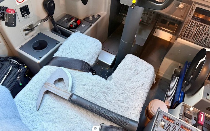 Vũ khí cơ phó dùng để tấn công cơ trưởng trong buồng lái máy bay của FlyDubai- Ảnh 1.