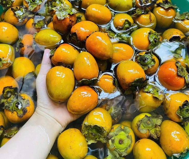 5 nhóm người nên thận trọng khi ăn quả hồng ngâm - Ảnh 1.
