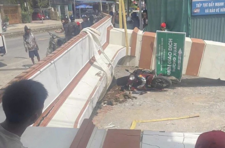Cổng làng sập, đè đứt cánh tay bé trai: Ai chịu trách nhiệm?- Ảnh 1.