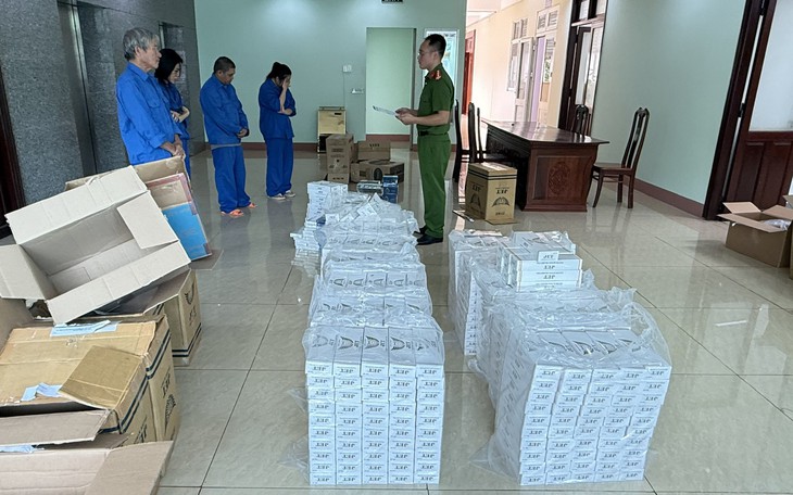 Bày bán thuốc lá nhập lậu, chủ cơ sở ở Hà Nội bị phạt 9,5 triệu đồng - Ảnh 2.