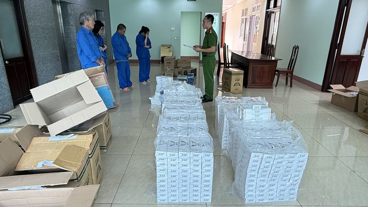 Khởi tố 4 người trong một gia đình vì buôn bán lượng lớn thuốc lá lậu- Ảnh 1.
