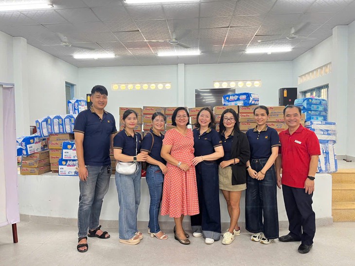 Gần 100 người cao tuổi, trẻ em được khám bệnh miễn phí, nhận quà- Ảnh 1.