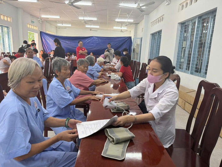 Gần 100 người cao tuổi, trẻ em được khám bệnh miễn phí, nhận quà- Ảnh 2.
