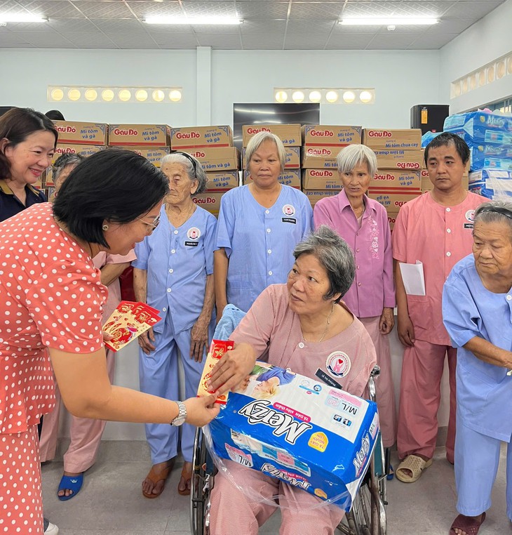 Gần 100 người cao tuổi, trẻ em được khám bệnh miễn phí, nhận quà- Ảnh 3.