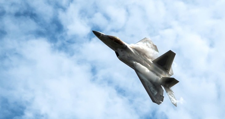 Tiêm kích J-20 Trung Quốc vượt trội hơn F-22 Mỹ?- Ảnh 1.