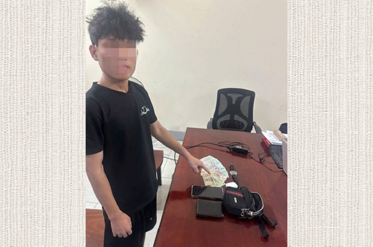 Quên khóa cửa ô tô, người đàn ông mất 80 triệu đồng trong chớp mắt- Ảnh 1.