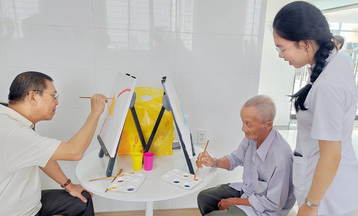 Đặt sức khỏe và phẩm giá người cao tuổi ở vị trí trung tâm - Ảnh 3.