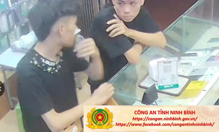 Cấp tiền cho bạn đánh bạc trên mạng, cặp đôi cùng bị khởi tố- Ảnh 1.