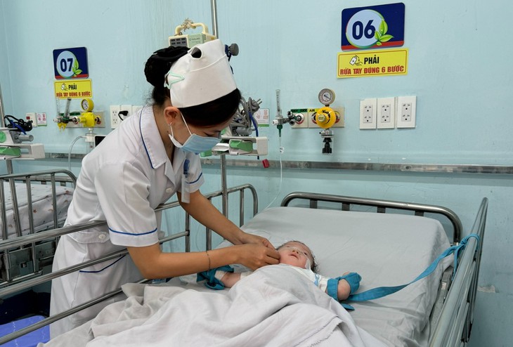 Ca tay chân miệng ở TPHCM tăng mạnh, cảnh báo nguy cơ biến chứng nặng- Ảnh 1.