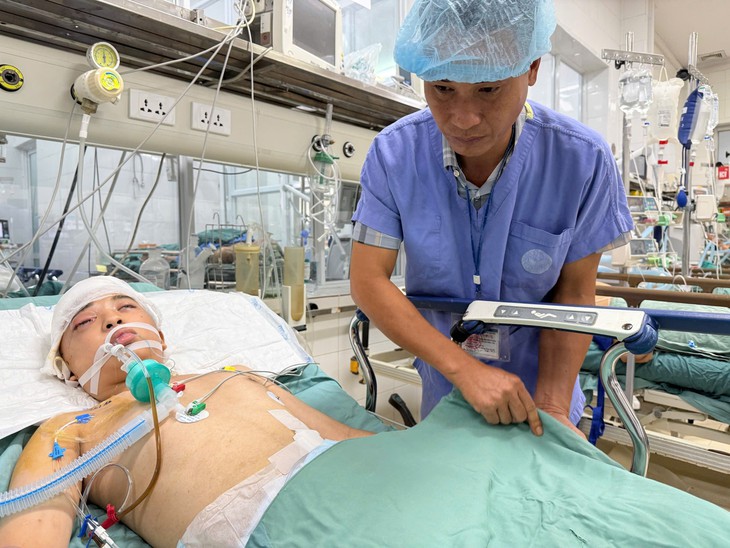 Vòng tay nhân ái giúp nam sinh 16 tuổi phẫu thuật khối u hốc mắt kịp thời - Ảnh 3.