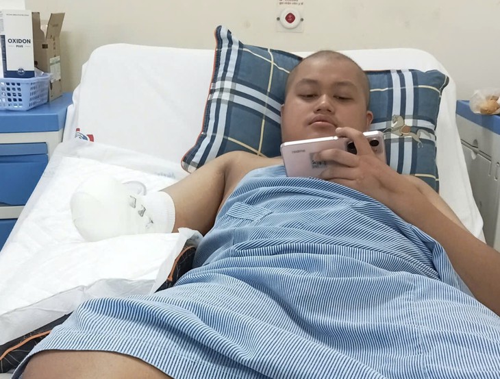 Mất cánh tay phải vì ung thư, nam sinh vẫn chạm tới giấc mơ giảng đường- Ảnh 1.